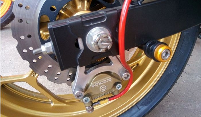 Kaliper rem belakang tidak boleh ada dibawah.