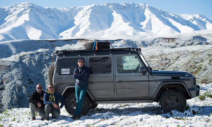 Mike Horn (berdiri) bersama rekannya sebelum mendaki K2