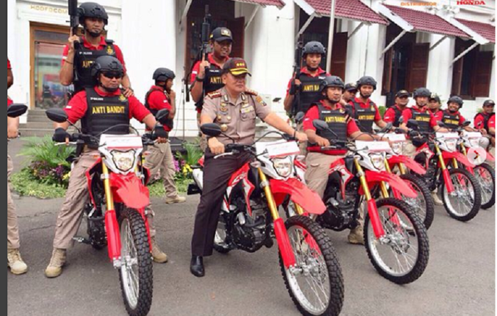 Para pasukan Anti Bandit Surabaya bergaya dengan CRF150L