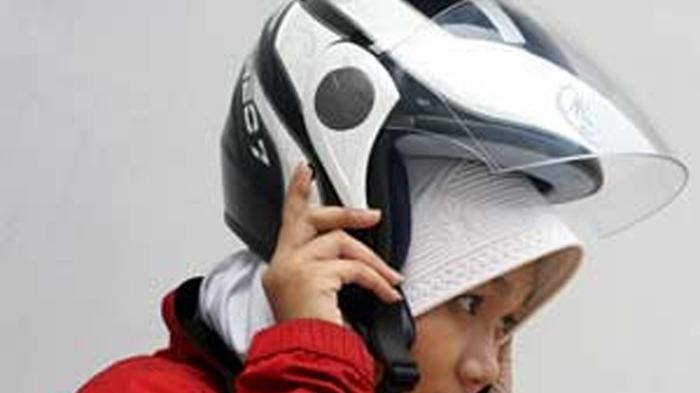 Tes helm sambil menggunakan hijab saat membelinya