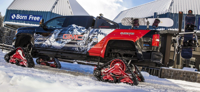 GMC Sierra terlihat gagah melintasi jalanan salju