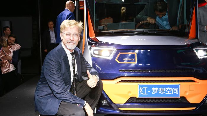Chris Bangle mempersiapkan debut REDS yang akan mewarnai kemacetan di Cina