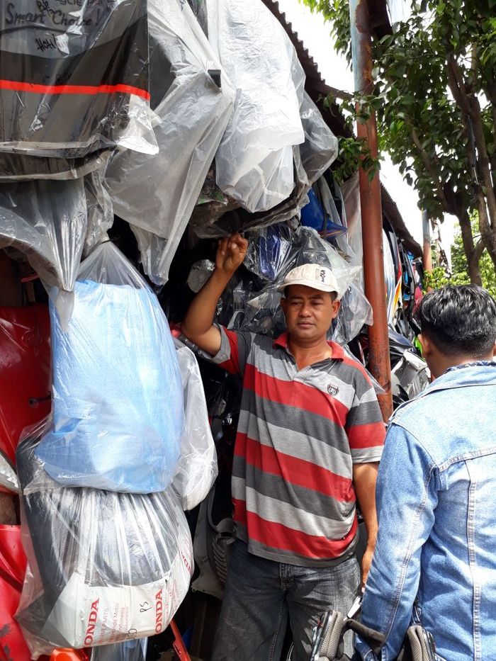 Salah satu pelapak spare part dan body motor bekas di Jalan Raya Bogor KM 27 Cibubur, Jakarta Timur
