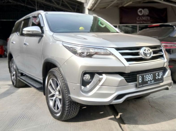 Toyota Fortuner dengan body kit berbahan plastik