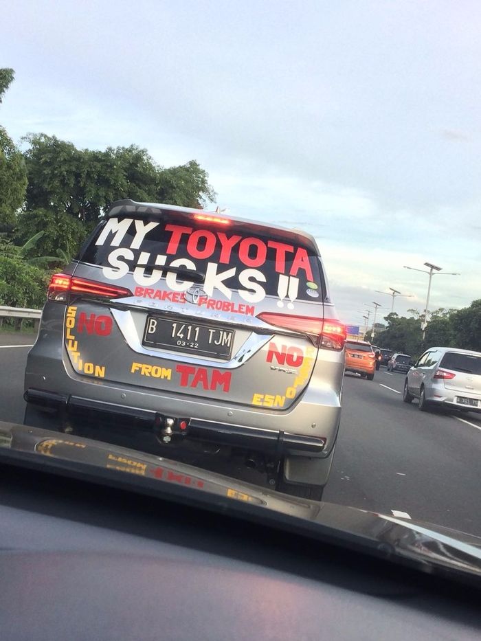 Bagian Belakang Toyota Fortuner Penuh Stiker Komplain