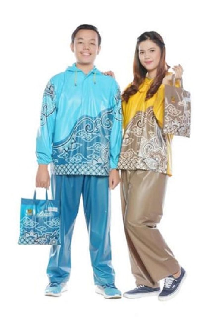 Unik, jas hujan batik coock untuk janjian bareng pacar!