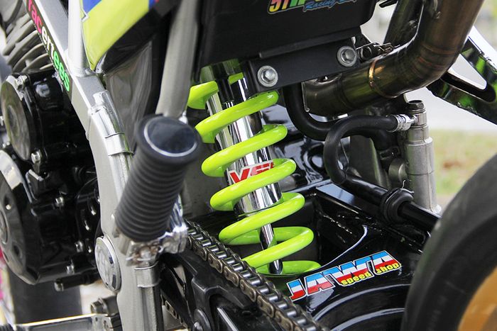 Modifikasi Kawasaki KLX 150.  Suspensi standar jadi keren karena kombinasi krom dan hijau ngejreng