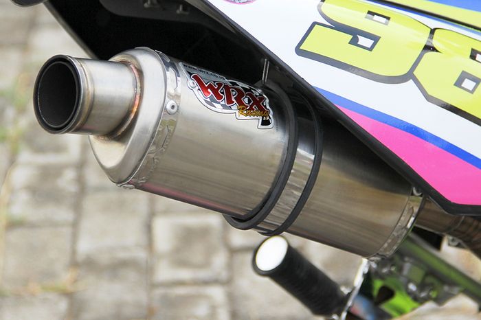 Modifkasi Kawasaki KLX 150. Knalpot WRX ngumpet di balik bodi