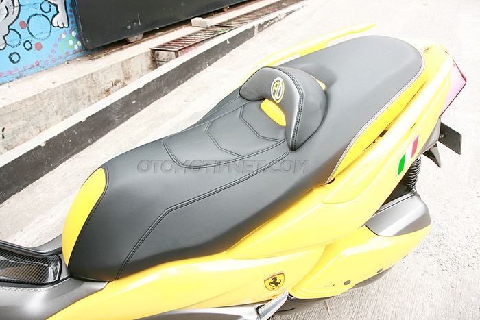 MOdifikasi Yamaha XMAX. Jok dilapis ulang dengan MBtech, lebih keren nih