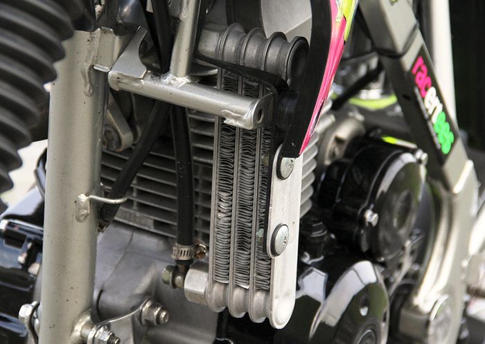 Modifikasi Kawasaki KLX 150.  Oil cooler comot Satria F150 bantu menjaga suhu oli mesin