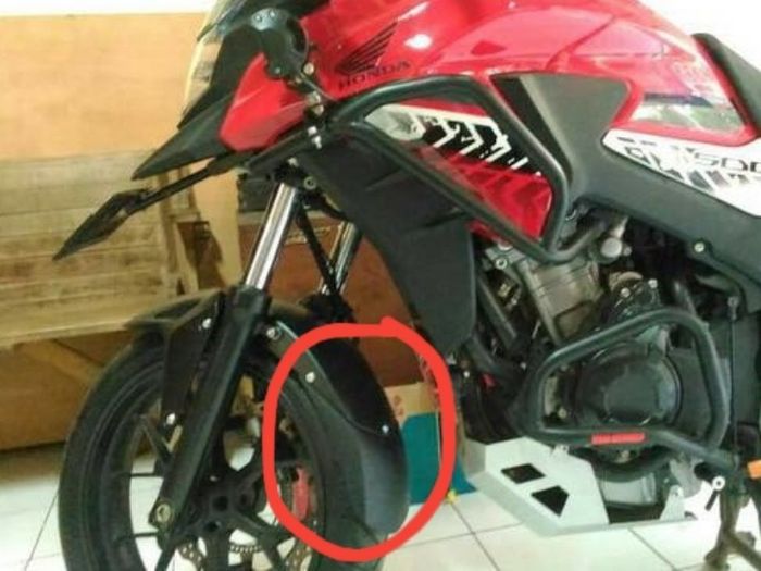 Mud flap di spakbor depan Honda CB500X