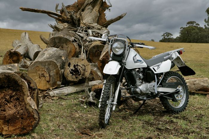 Perhatiin deh Sob, standar sampingnya ada di kiri dan kanan