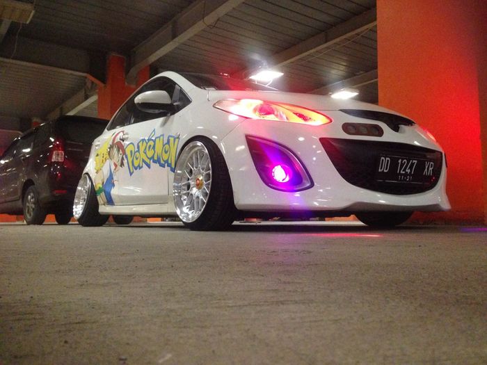 Mazda2 S dengan cutting sticker bergaya itasha