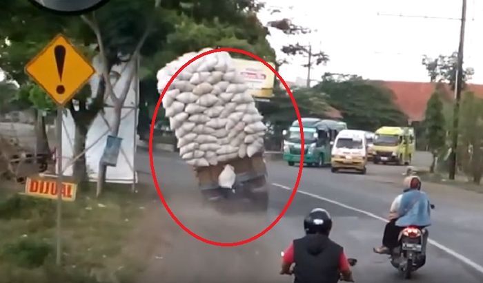 Ilustrasi truk oleng karena kelebihan beban