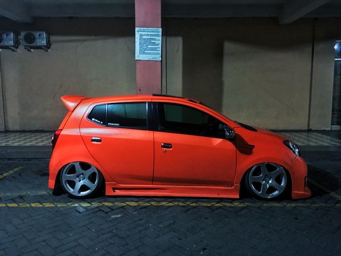 Toyota Agya tampilan mencolok dengan wrapping sticker orange