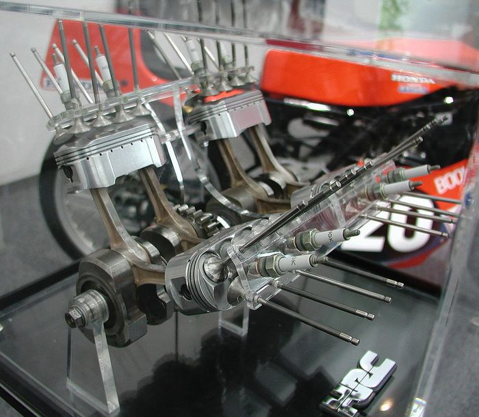 Honda NR750 punya piston oval dan 8 klep di tiap silindernya