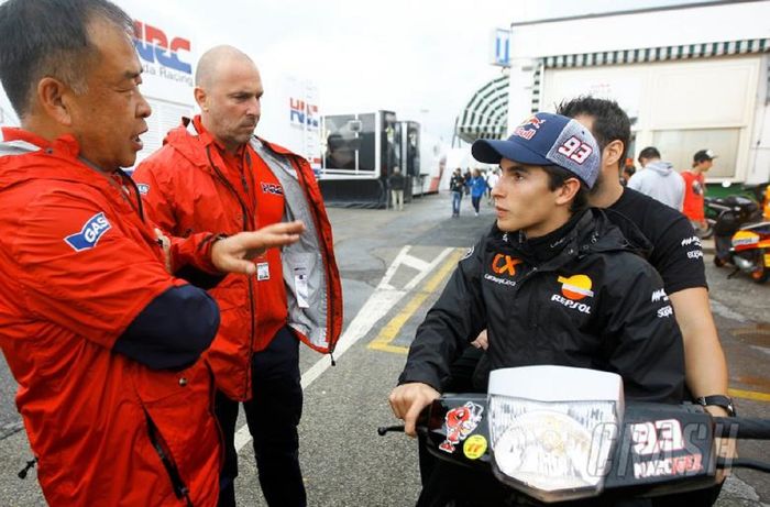 Shuhei Nakamoto dan Livio Suppo berbincang santai dengan Marc Marquez