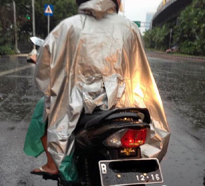 Jas hujan ponco bisa membahayakan bikers.