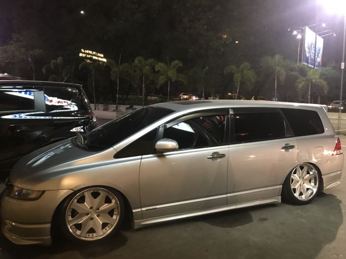 Honda Odyssey bergaya elegan dengan tambahan sunroof OEM