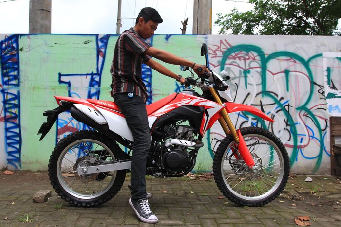 Tinggi 169 cm dengan berat 55 kg, jok amblas 2 cm dan sudah jinjit