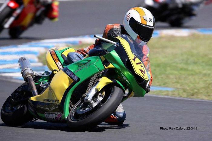 Alan Kempster cornering dengan SV650