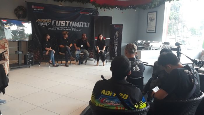 suasana sharing dan tanya jawab antara juri dan peserta Yamaha Customaxi Tangerang