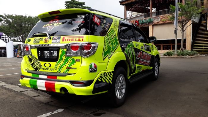 Toyota Fortuner dengan cutting sticker bernuansa Valentino Rossi