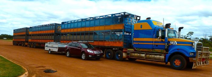 Truk gandeng di Australia yang bisa membawa lebih dari tiga gandengan, disebut Road Train