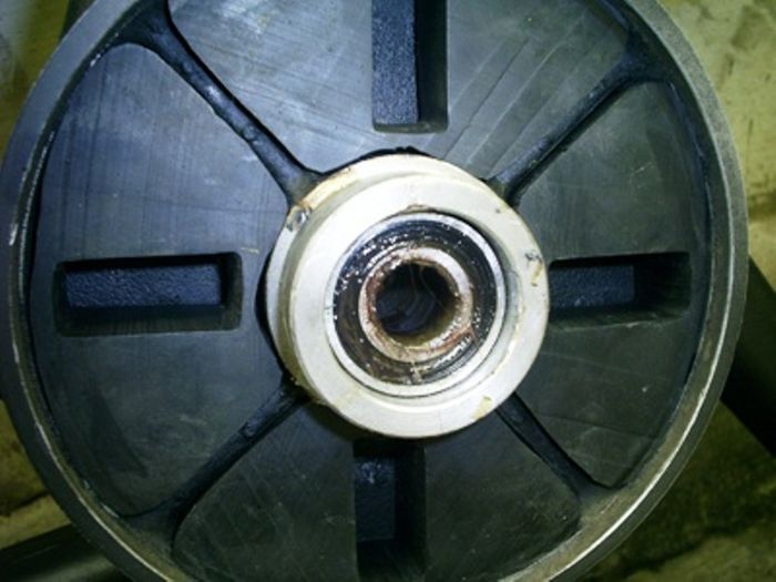 Karet tromol terletak di tengah roda belakang 