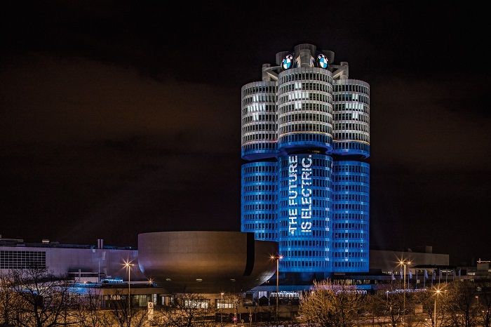 Markas besar BMW Group saat malam berubah jadi batu batere raksasa