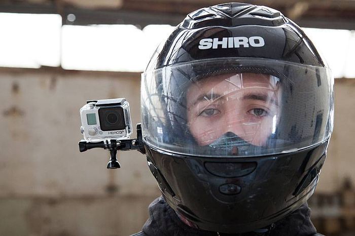 Foto ilustrasi penggunaan action cam pada helm, pakar safety riding sebut harus perhatikan hal ini