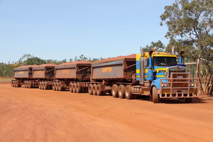 Truk mancung masih mudah ditemui di luar negeri, contoh dalam foto ini adalah Australian Road Train yang bisa menarik banyak trailer sekaligus