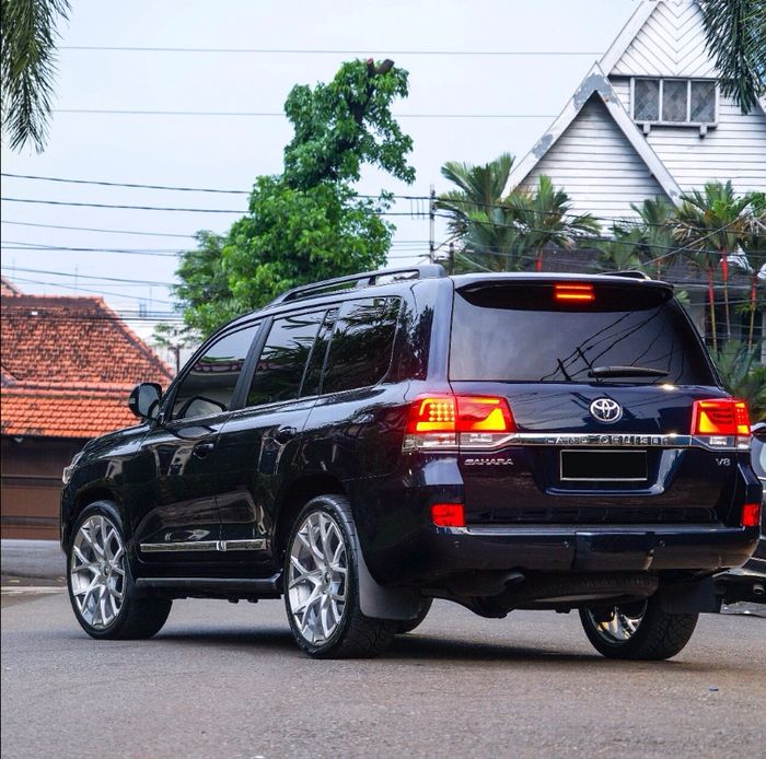 Toyota Land Cruiser dengan pelek Forgiato