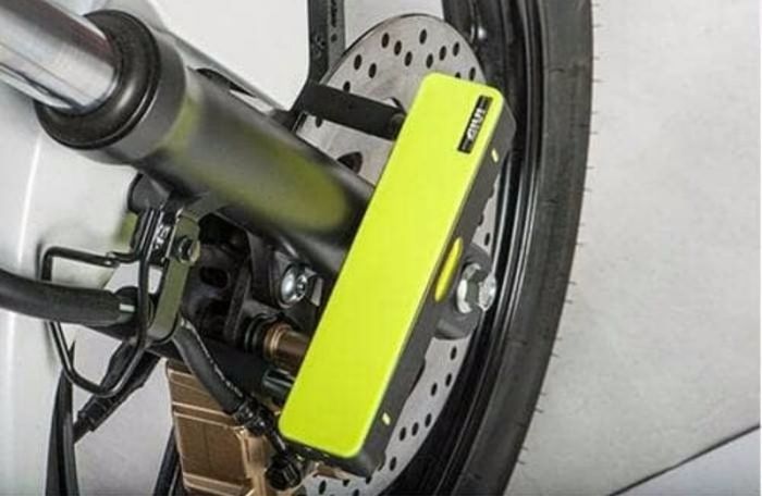 U-lock terpasang pada motor