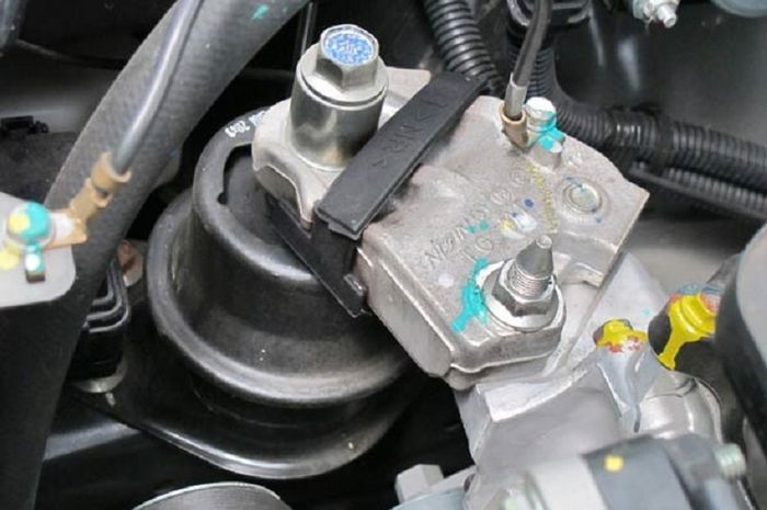 Meski hanya getas di satu titik, dapat merembet ke titik engine mounting lainnya.