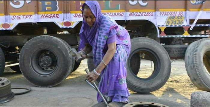 Shanti Devi, mekanik truk wanita di India
