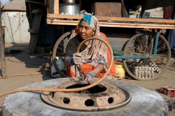 Shanti Devi, mekanik wanita sedang membetulkan ban