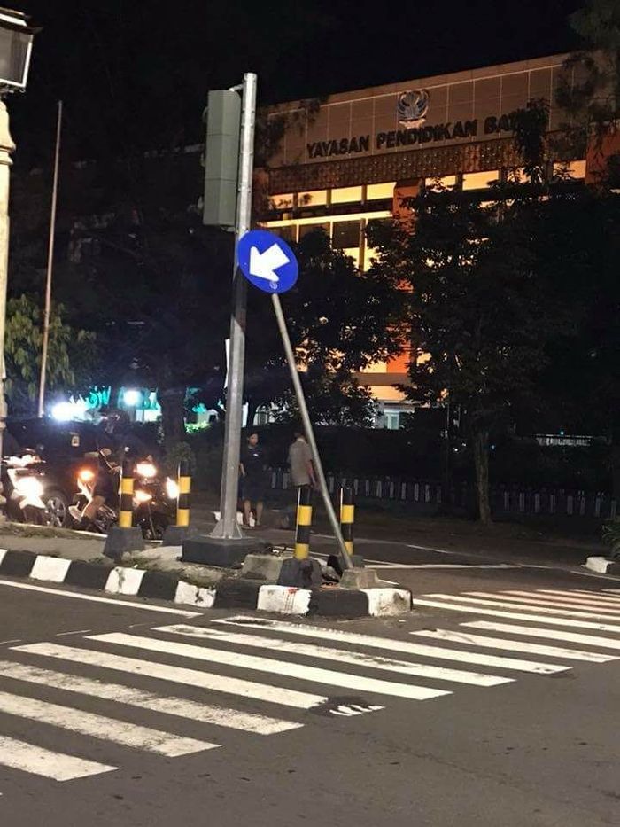 Rambu di perempatan RS Panti Waluyo yang oleng dihantam mobil