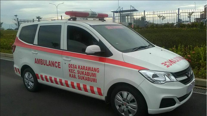 Wuling berseragam ambulan di jalan