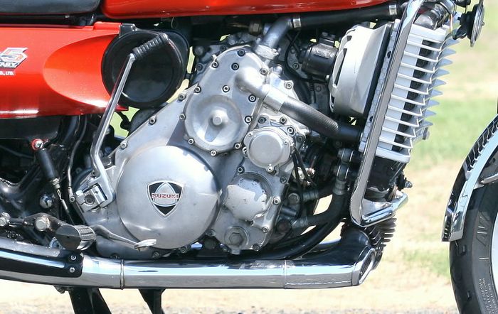 Tampak samping mesin Suzuki RE5 yang gede banget Sob!