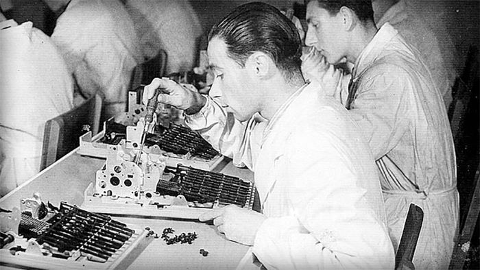 Pekerja di Pabrik Ducati sedang membuat radio