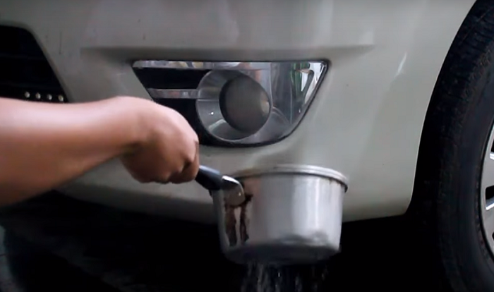 Siram bumper dengan air panas