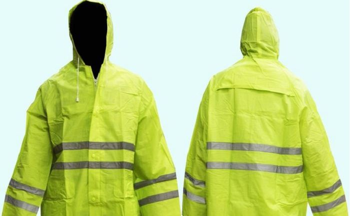 Jangan beli jas hujan berbahan PVC atau poly PVC karena rembes air hujan.