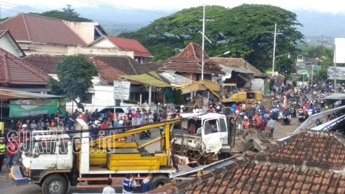 Truk triler yang menabrak rumah warga di Kota Batu, Selasa (26/12/2017) 