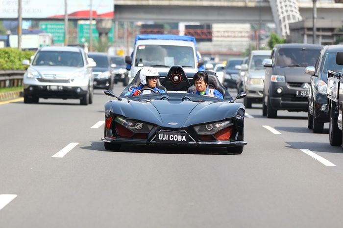 Mahasiswa menjajal supercar Lowo Ireng di jalan
