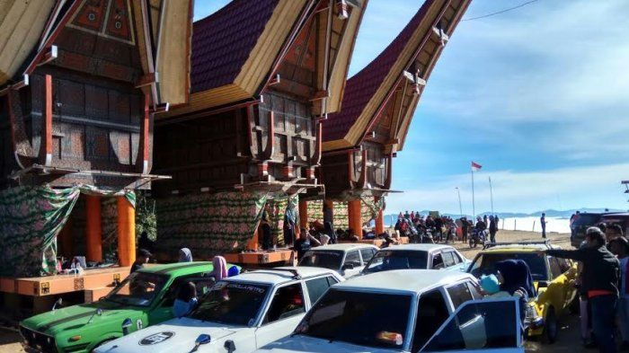 Beberapa mobil peserta touring komunitas Corolla Retro Makassar (CRM))