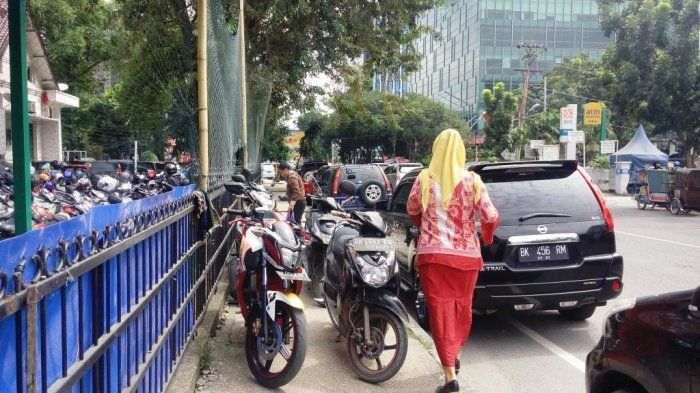 Ilustrasi parkir di bahu jalan