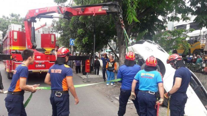 Damkar Evakuasi Toyota Innova Nyemplung Sungai