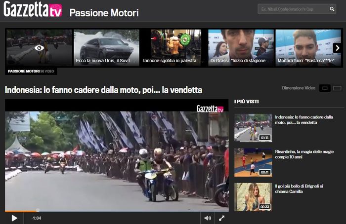 Media besar Italia memposting video detik-detik senggolan dan lempar karung road race Bondowoso