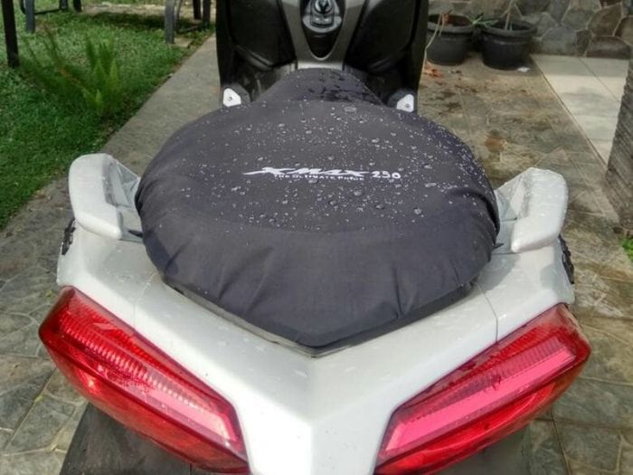 Ilustrasi cover jok motor